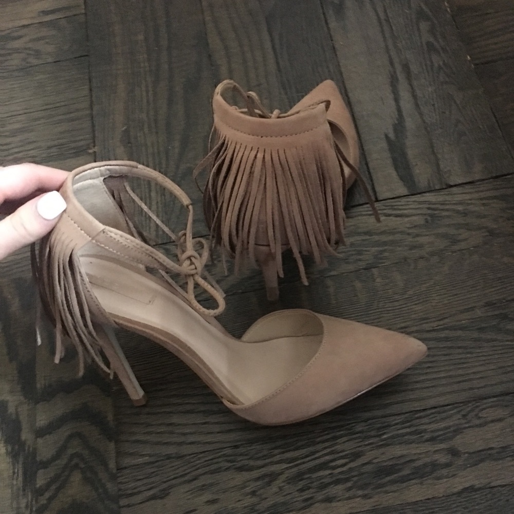 Suede nude pointy heels with fringes